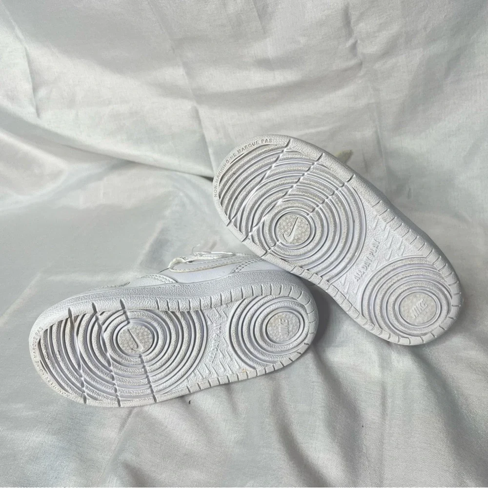 Nike White Low-Top Sneakers with Velcro Closure